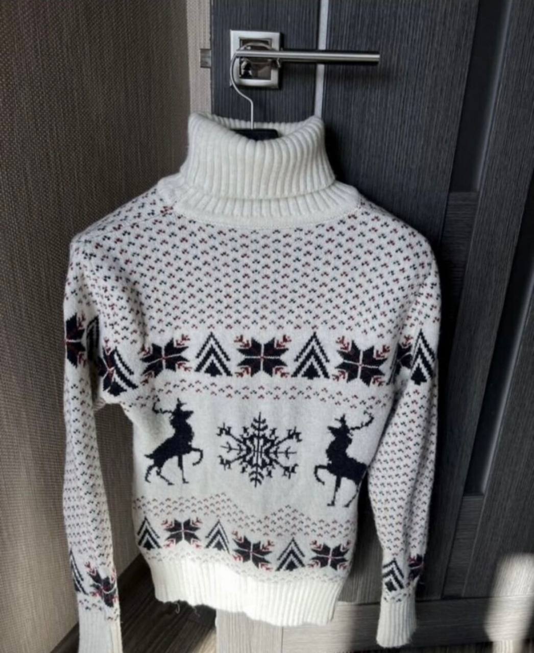 Два новогодних классических свитера